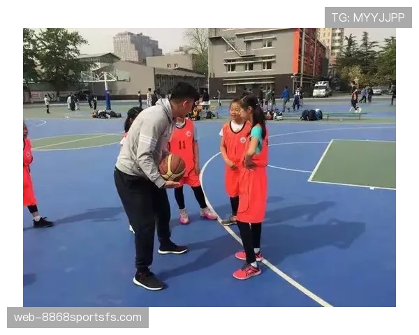 篮球规则教学:边线规则初学者常犯的误区及正确处理方法 篮球规则教学:边线规则初学者常犯的误区及正确处理方法